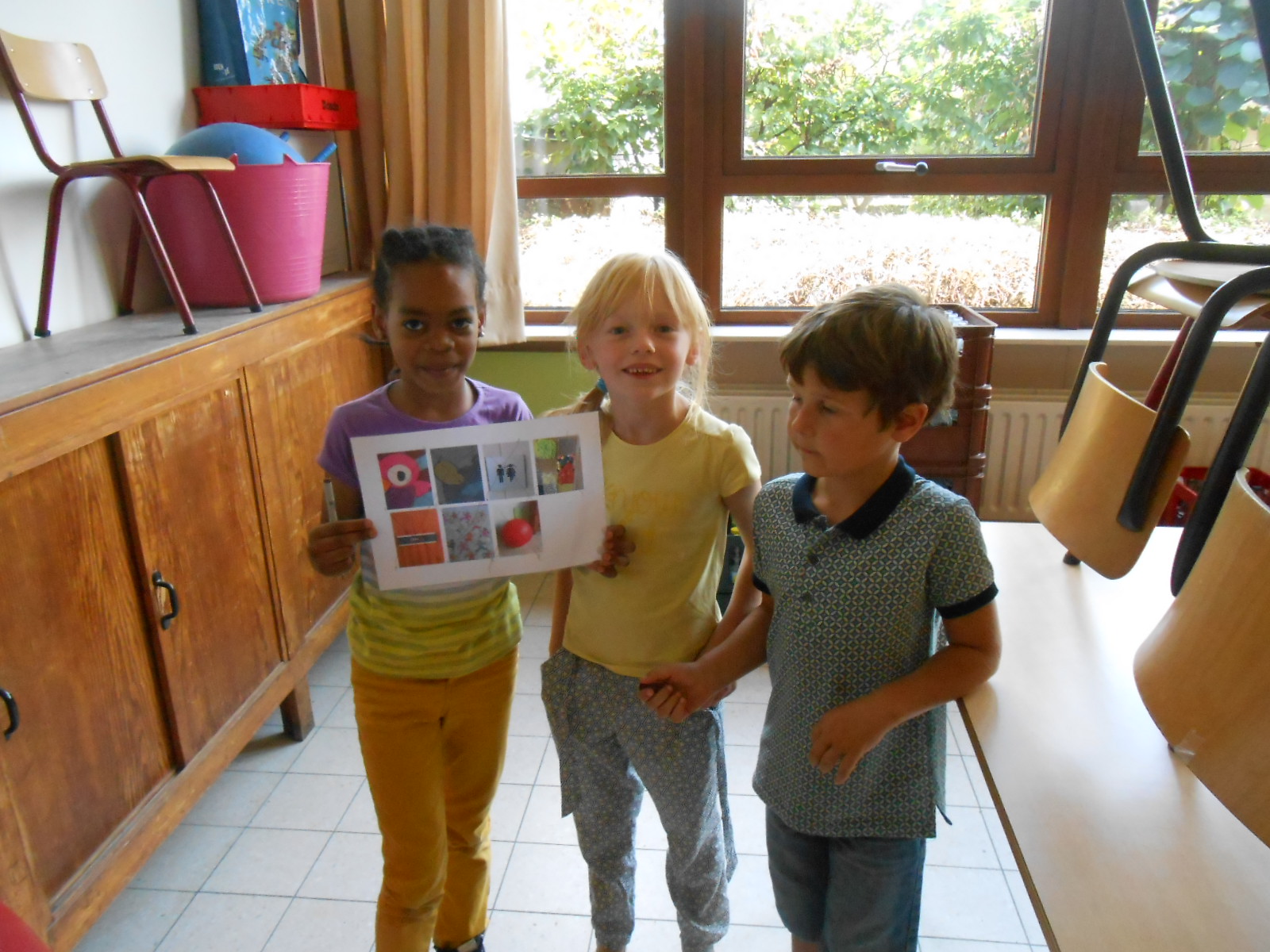 Het eerste leerjaar op speurtocht in de school.